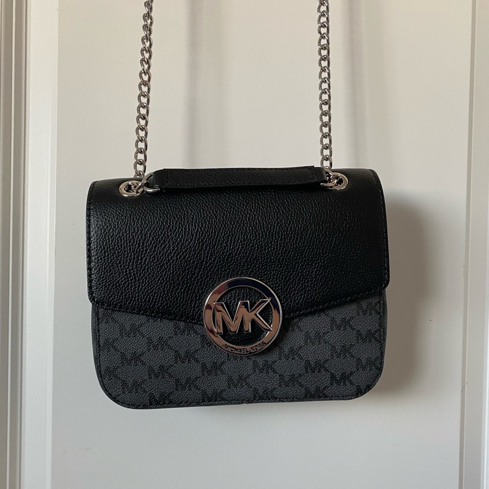 BNWT Michael Kors crossbody bag MK monogram black and gray with magnetic closure